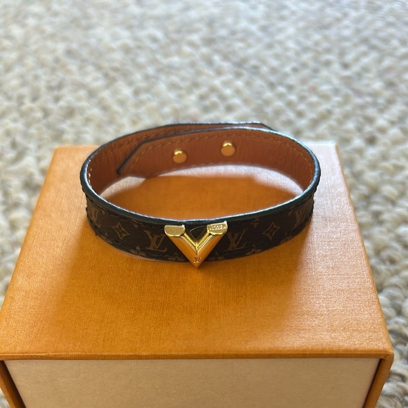 Essential V Monogram Bracelet - Picture 1 of 11